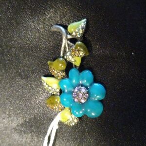 Floral brooch